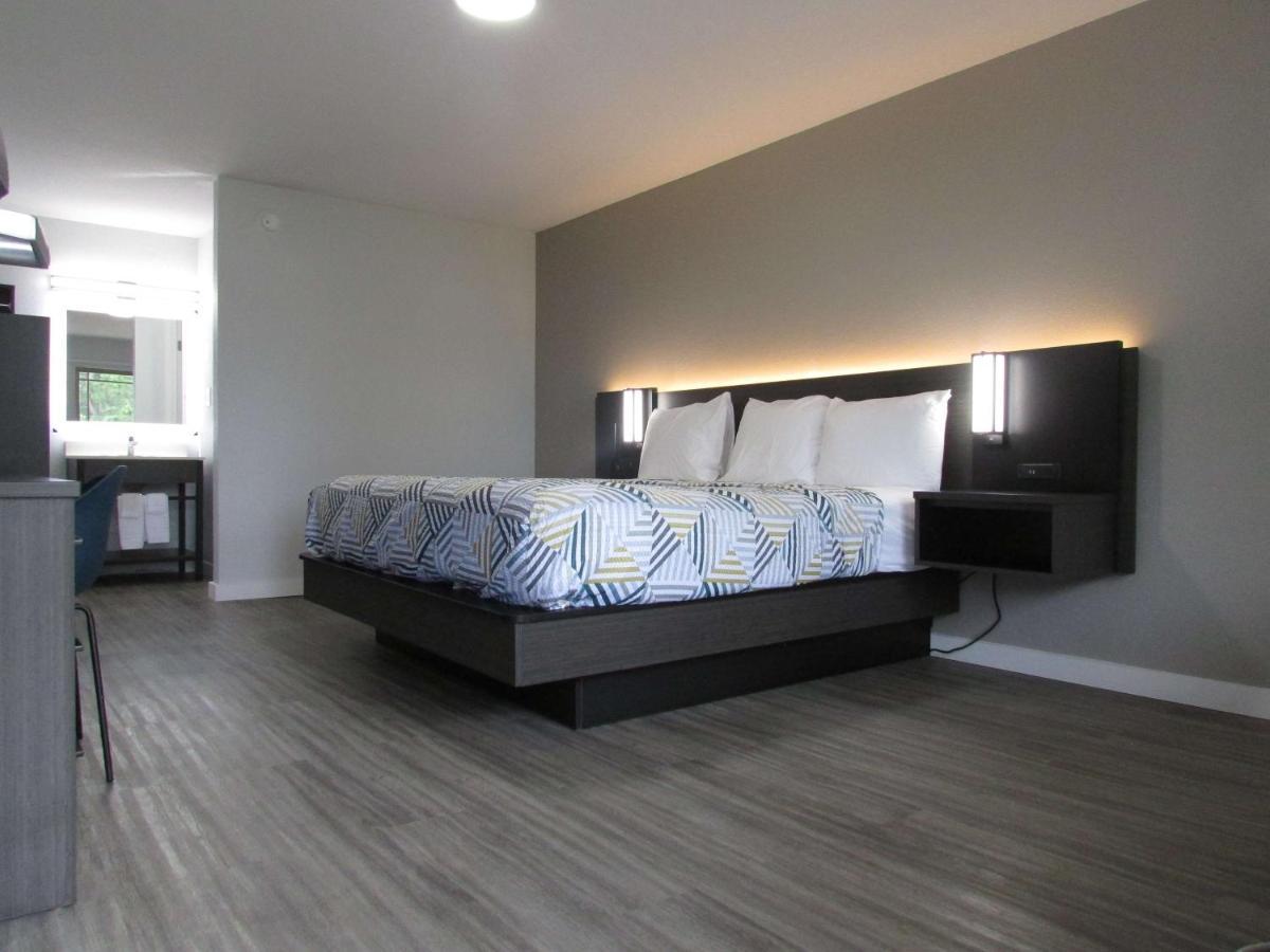 6 Brookhaven, Ms Hotel 2*